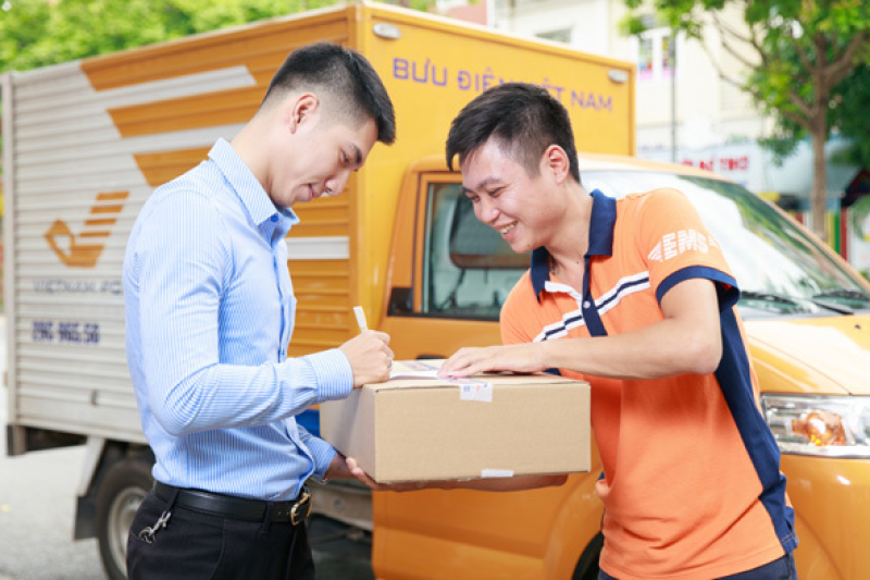 Trao tặng học bổng cho các học sinh